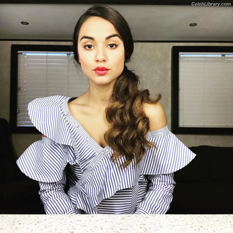 Summer Bishil photo 22 of 153