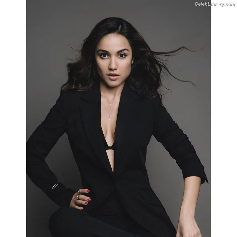 Summer Bishil photo 5 of 153