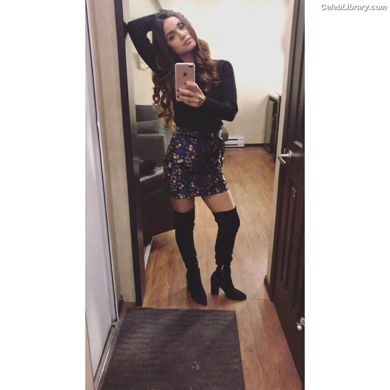 Summer Bishil photo 8 of 153