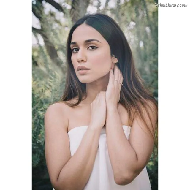 Summer Bishil photo 14 of 153