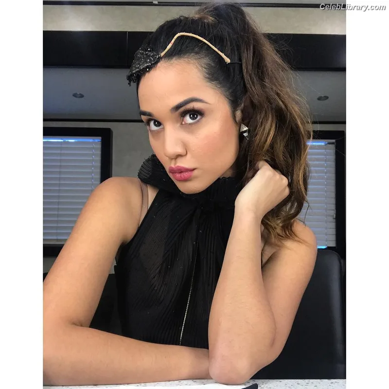 Summer Bishil photo 17 of 153