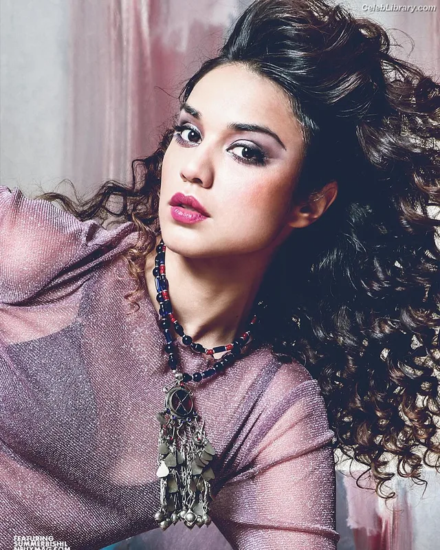 Summer Bishil photo 2 of 153