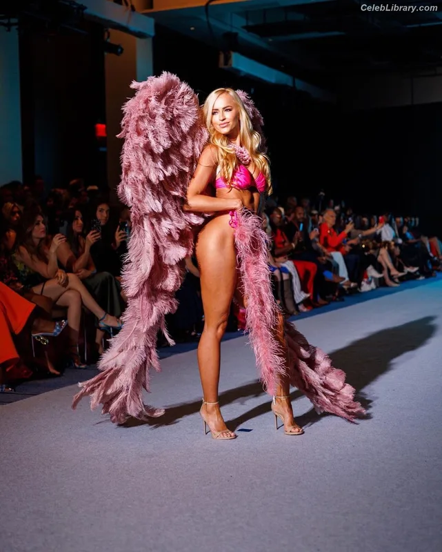 Summer Rae photo 7 of 690