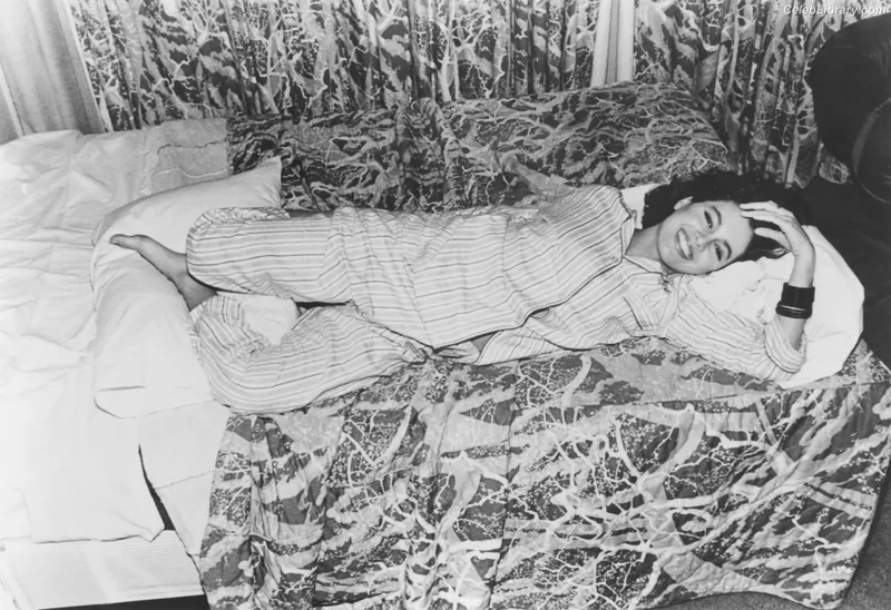 Susanna Hoffs photo 19 of 27