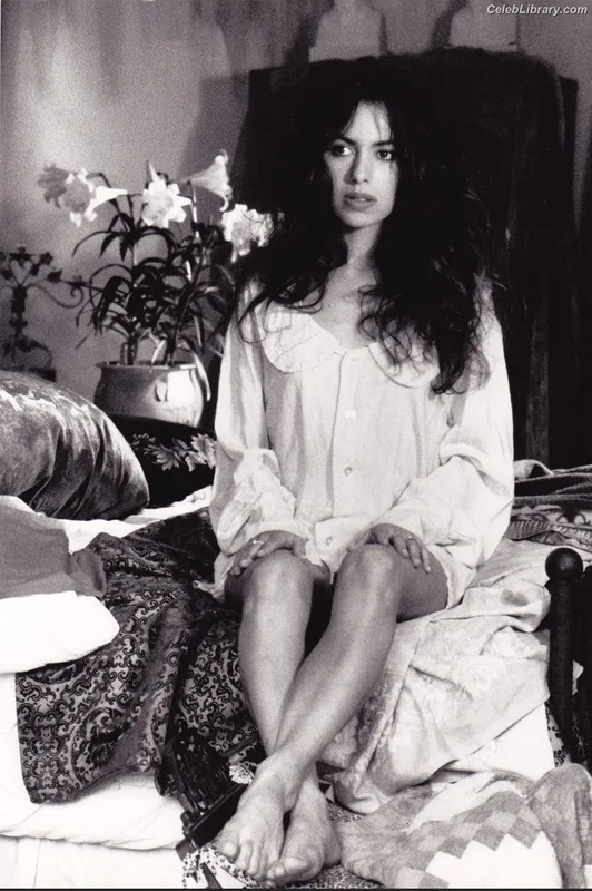 Susanna Hoffs photo 22 of 27