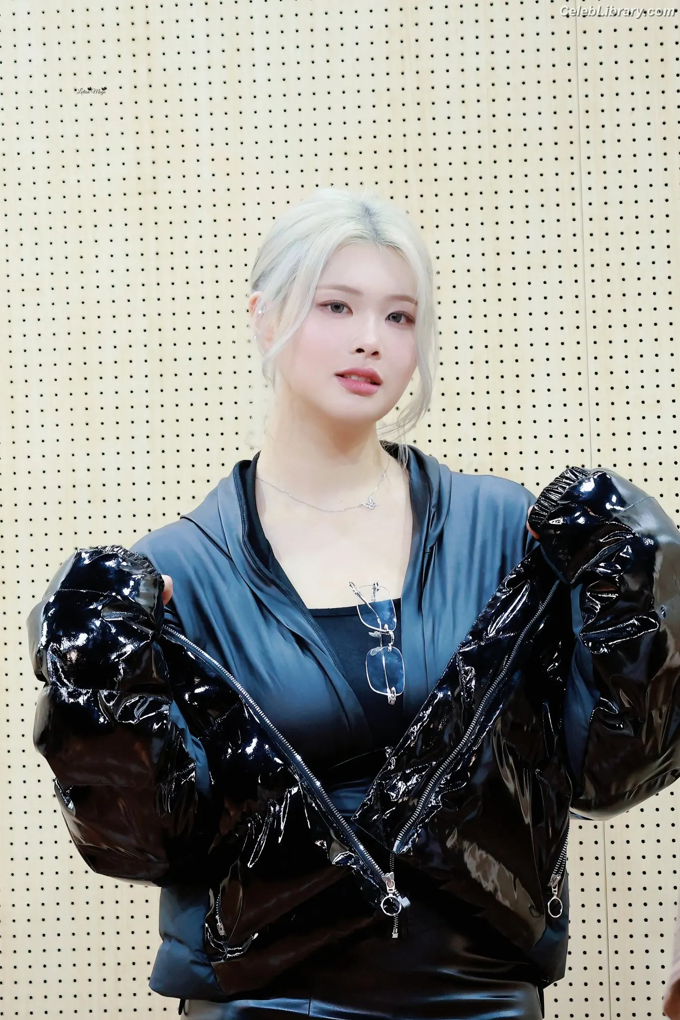 Swan 수안  ex PURPLE KISS photo 2 of 121