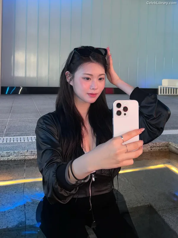 Swan 수안  ex PURPLE KISS photo 1 of 122