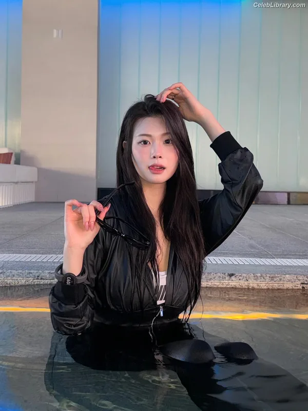 Swan 수안  ex PURPLE KISS photo 7 of 122