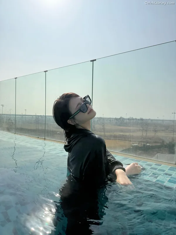 Swan 수안  ex PURPLE KISS photo 10 of 122