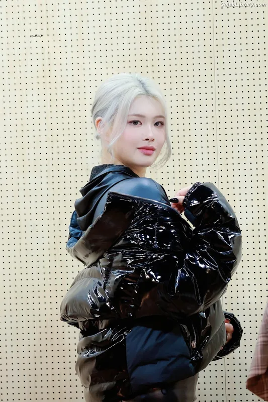 Swan 수안  ex PURPLE KISS photo 24 of 122