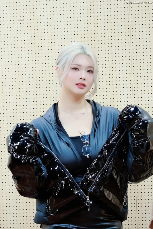 Swan 수안  ex PURPLE KISS photo 2 of 122