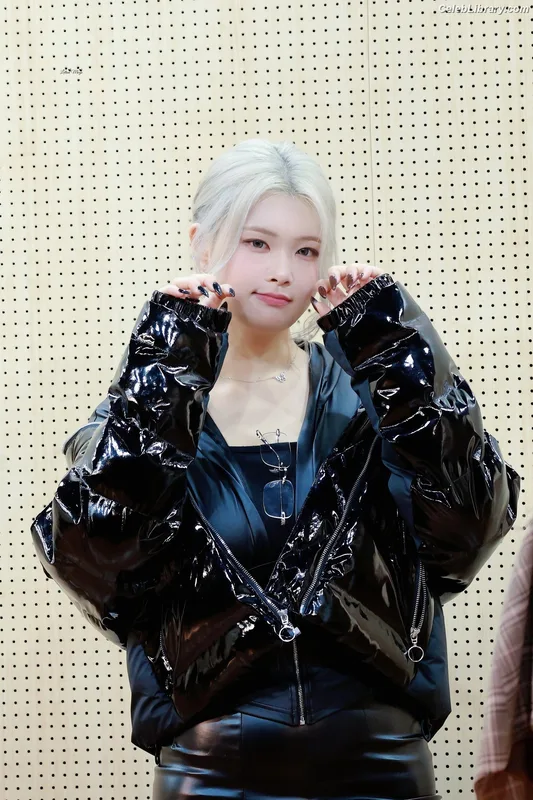 Swan 수안  ex PURPLE KISS photo 3 of 122