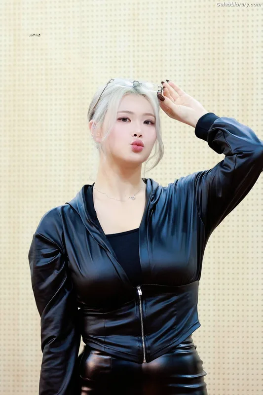 Swan 수안  ex PURPLE KISS photo 5 of 122