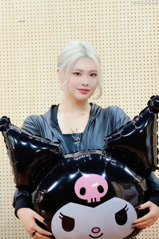 Swan 수안  ex PURPLE KISS photo 14 of 122