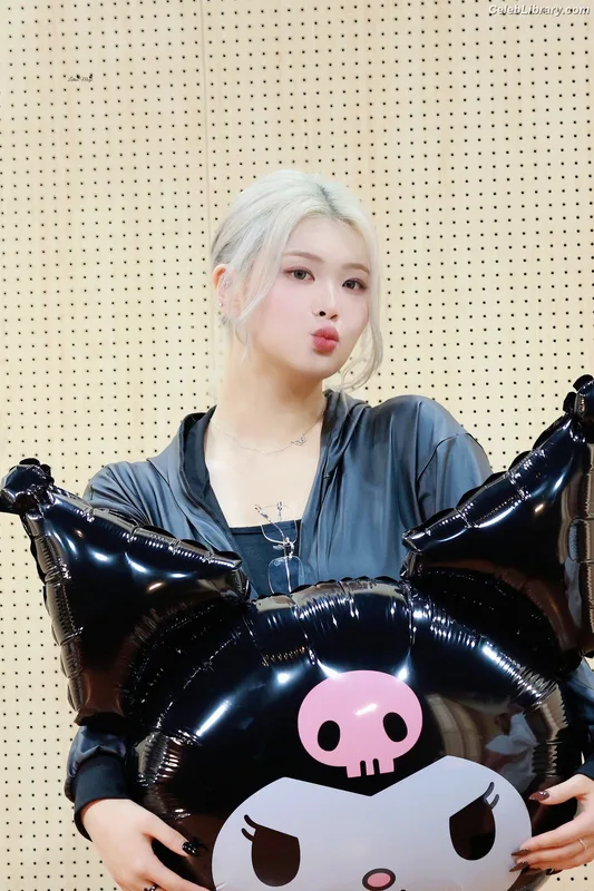 Swan 수안  ex PURPLE KISS photo 15 of 122