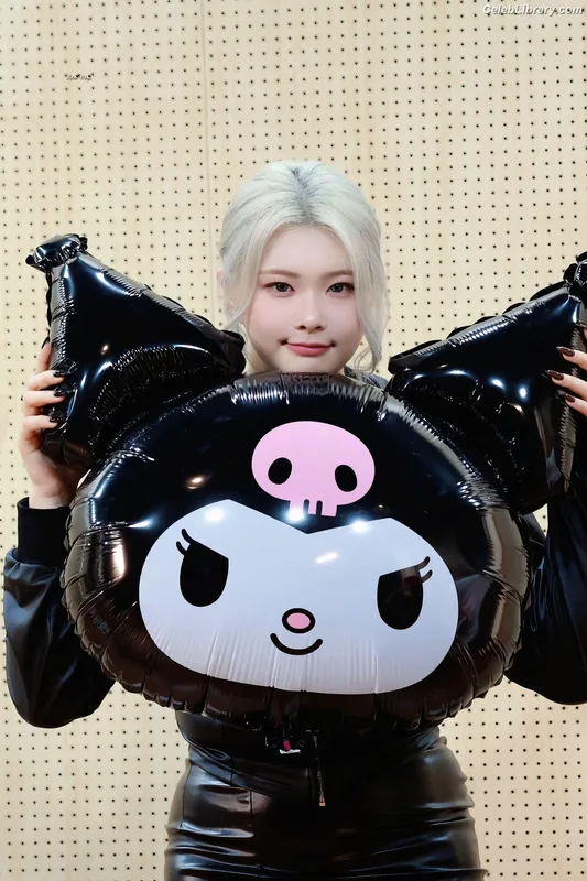 Swan 수안  ex PURPLE KISS photo 16 of 122