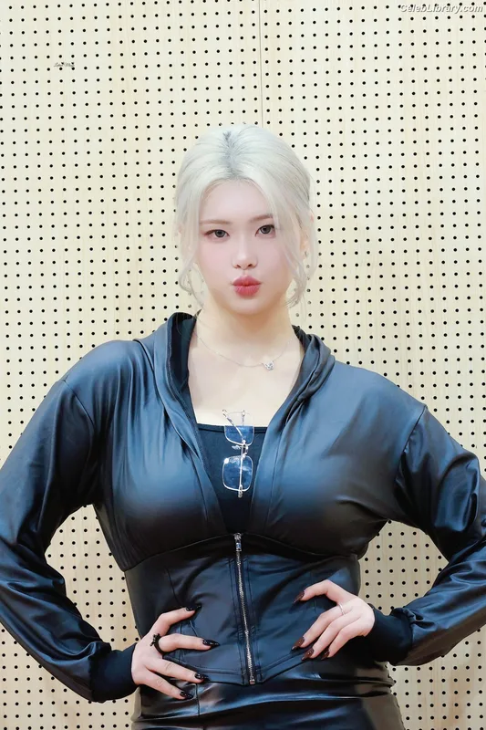 Swan 수안  ex PURPLE KISS photo 17 of 122