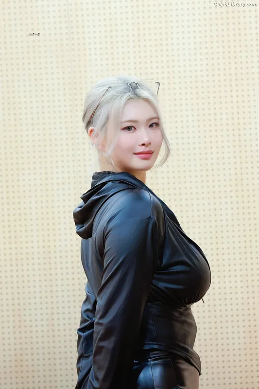 Swan 수안  ex PURPLE KISS photo 18 of 122