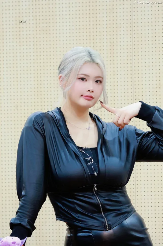 Swan 수안  ex PURPLE KISS photo 19 of 122