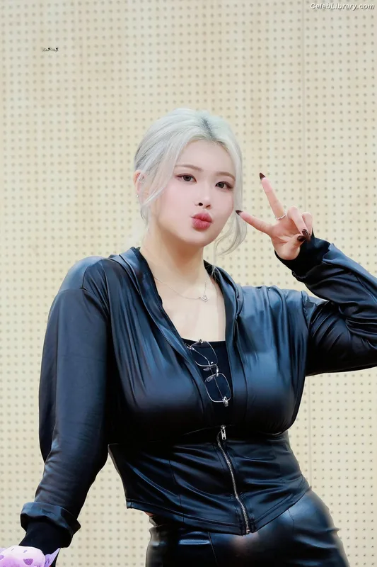 Swan 수안  ex PURPLE KISS photo 20 of 122