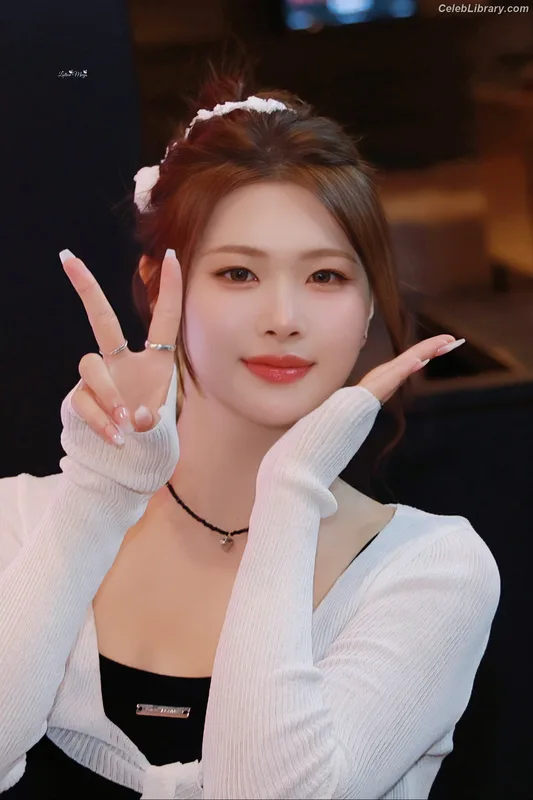 Swan 수안  ex PURPLE KISS photo 22 of 122