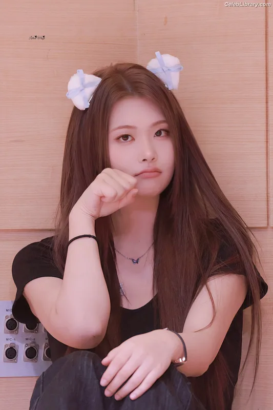 Swan 수안 ex PURPLE KISS photo 1 of 122