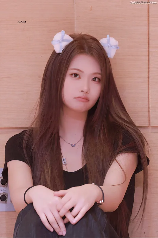 Swan 수안 ex PURPLE KISS photo 2 of 122