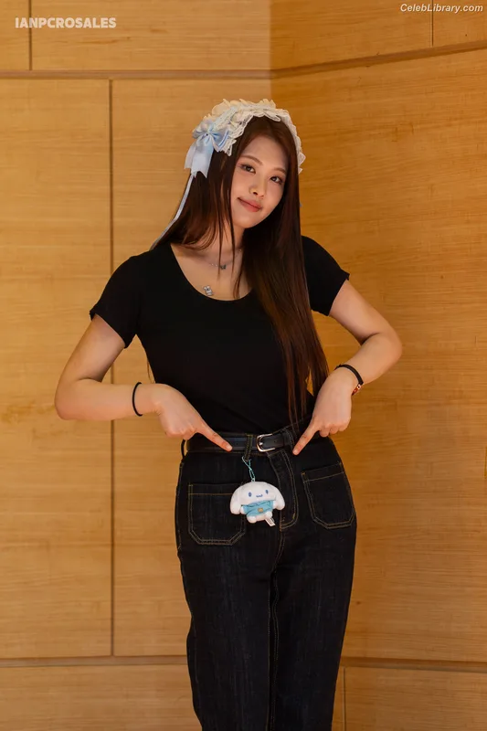 Swan 수안 ex PURPLE KISS photo 3 of 122