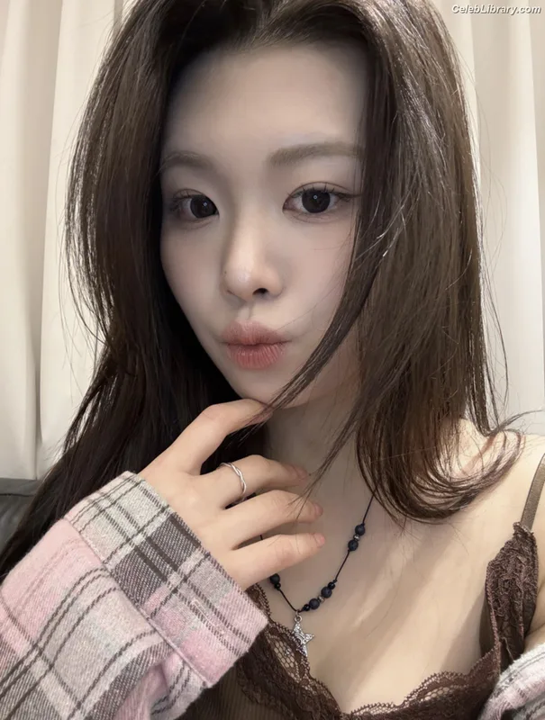 Swan 수안 ex PURPLE KISS photo 4 of 122