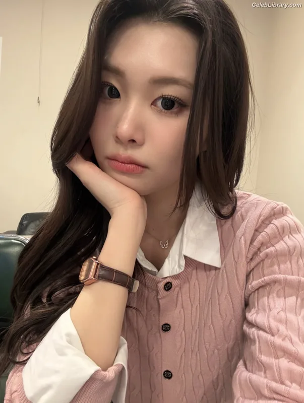 Swan 수안 ex PURPLE KISS photo 14 of 122