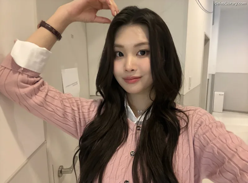 Swan 수안 ex PURPLE KISS photo 15 of 122