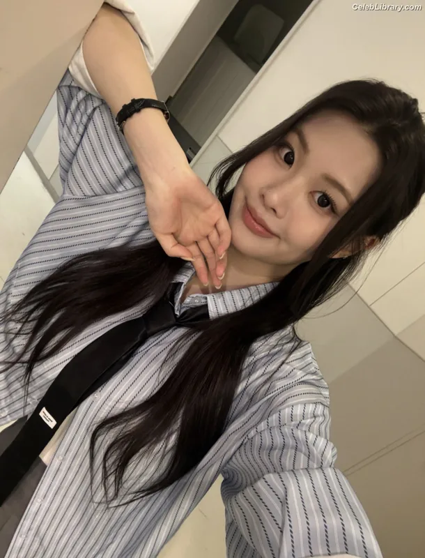 Swan 수안 ex PURPLE KISS photo 18 of 122