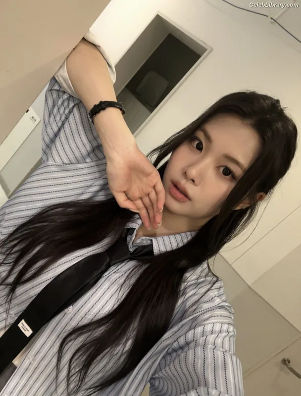 Swan 수안 ex PURPLE KISS photo 20 of 122