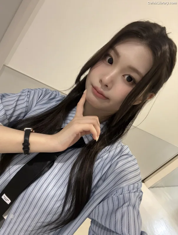 Swan 수안 ex PURPLE KISS photo 21 of 122