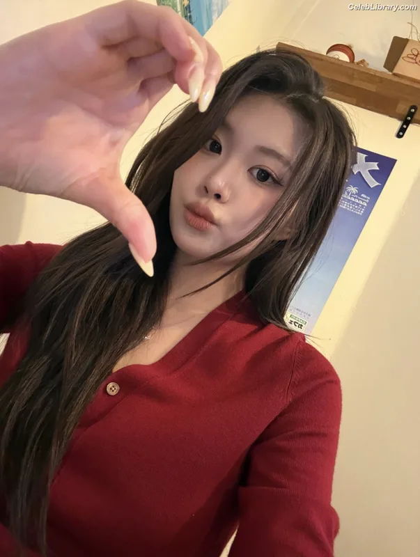Swan 수안 ex PURPLE KISS photo 22 of 122
