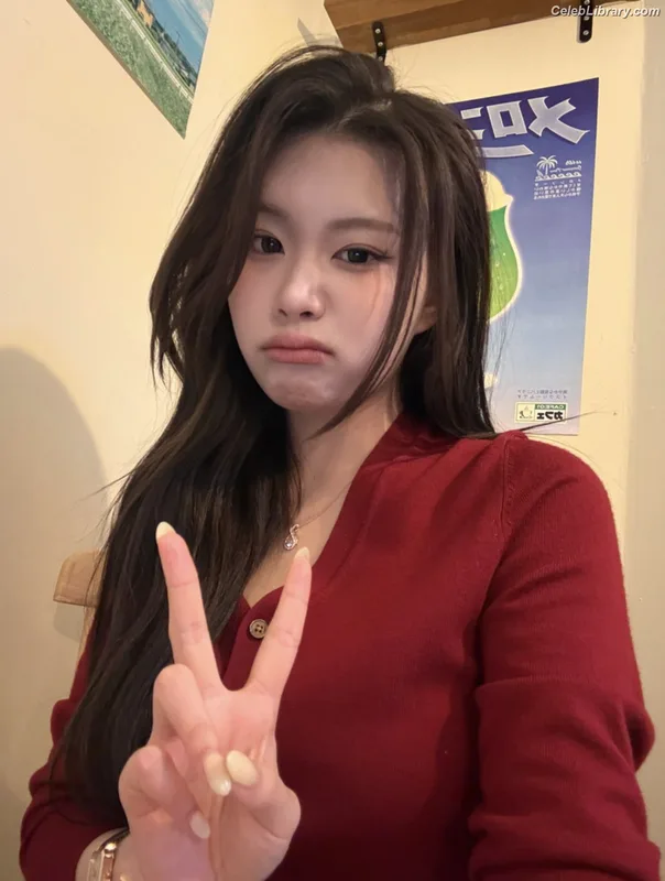 Swan 수안  ex PURPLE KISS photo 1 of 122