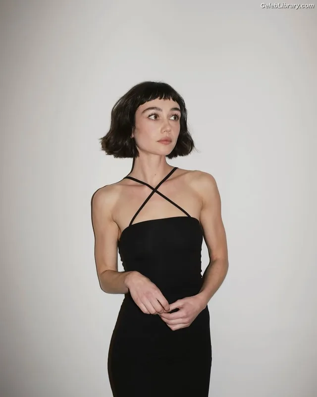Sydney Chandler photo 4 of 70