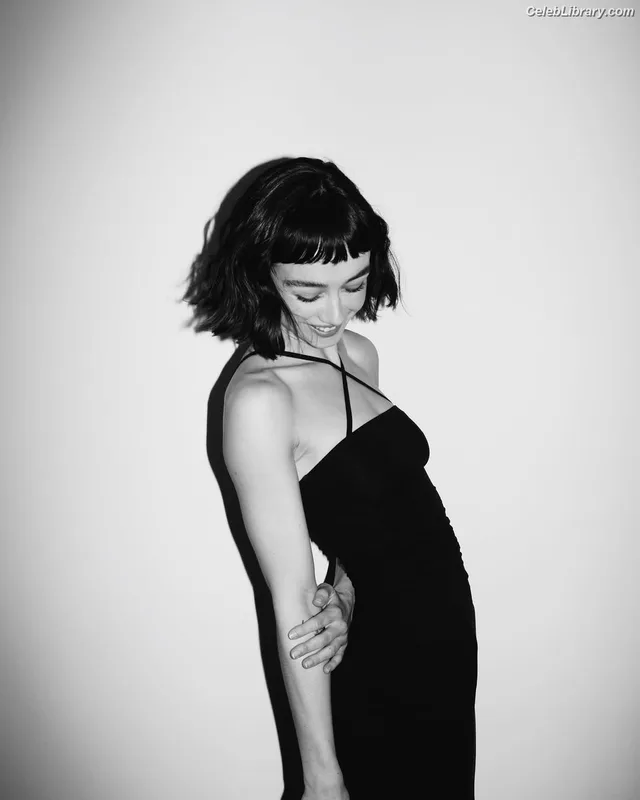 Sydney Chandler photo 5 of 70