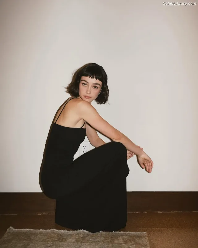 Sydney Chandler photo 6 of 70