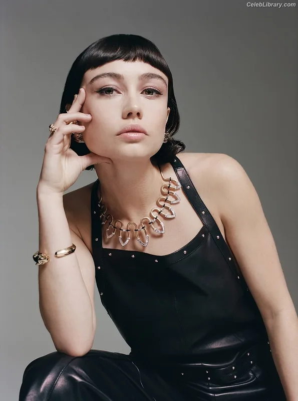 Sydney Chandler photo 8 of 70