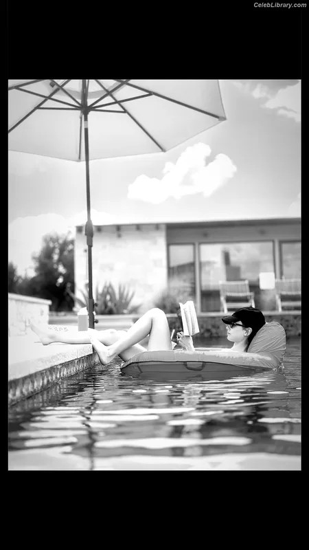 Sydney Chandler photo 9 of 70