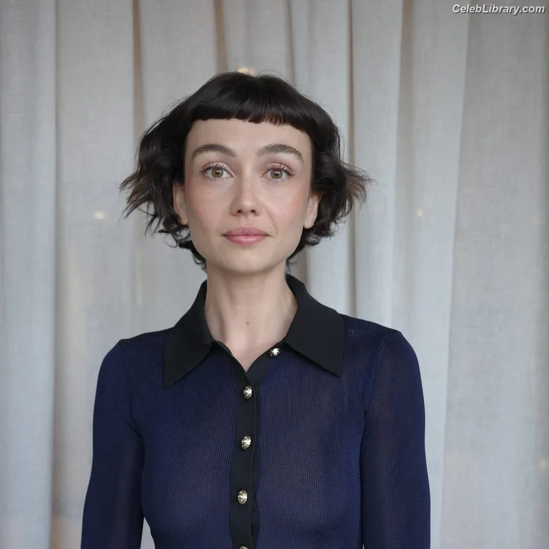 Sydney Chandler photo 11 of 70