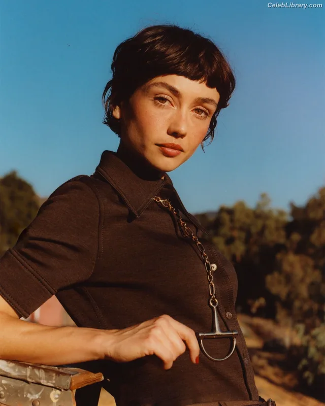 Sydney Chandler photo 24 of 70