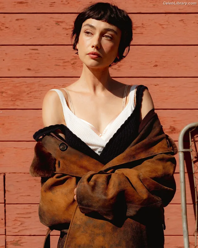 Sydney Chandler photo 2 of 70