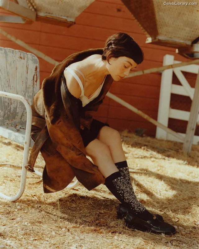 Sydney Chandler photo 7 of 70