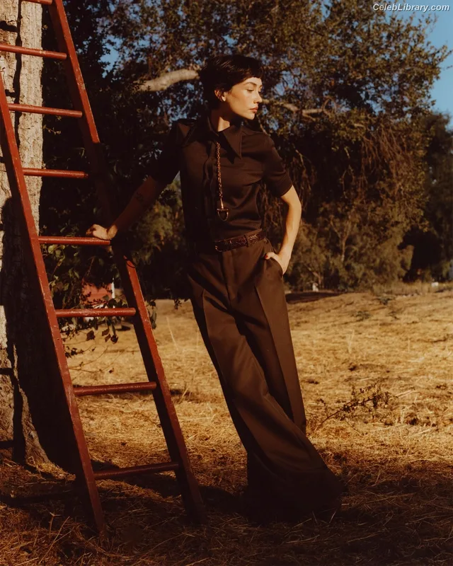 Sydney Chandler photo 13 of 70