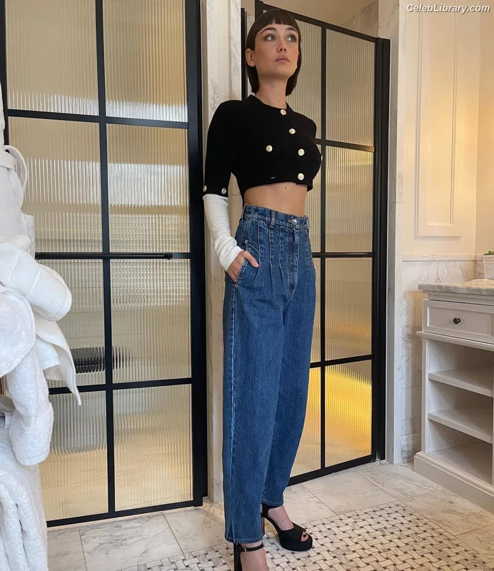 Sydney Chandler photo 8 of 70