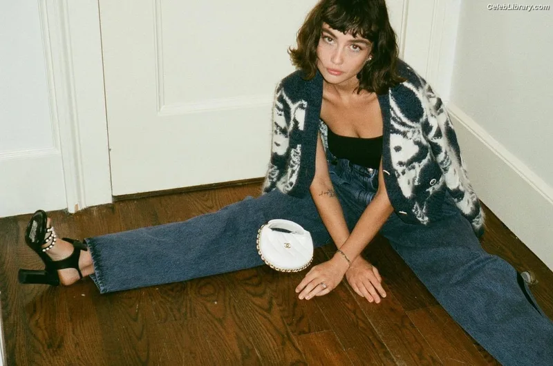 Sydney Chandler photo 16 of 70