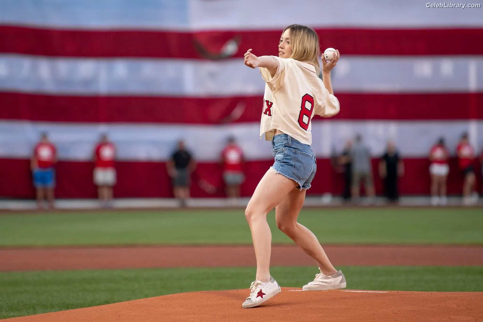 Sydney Sweeney photo 7 of 12030