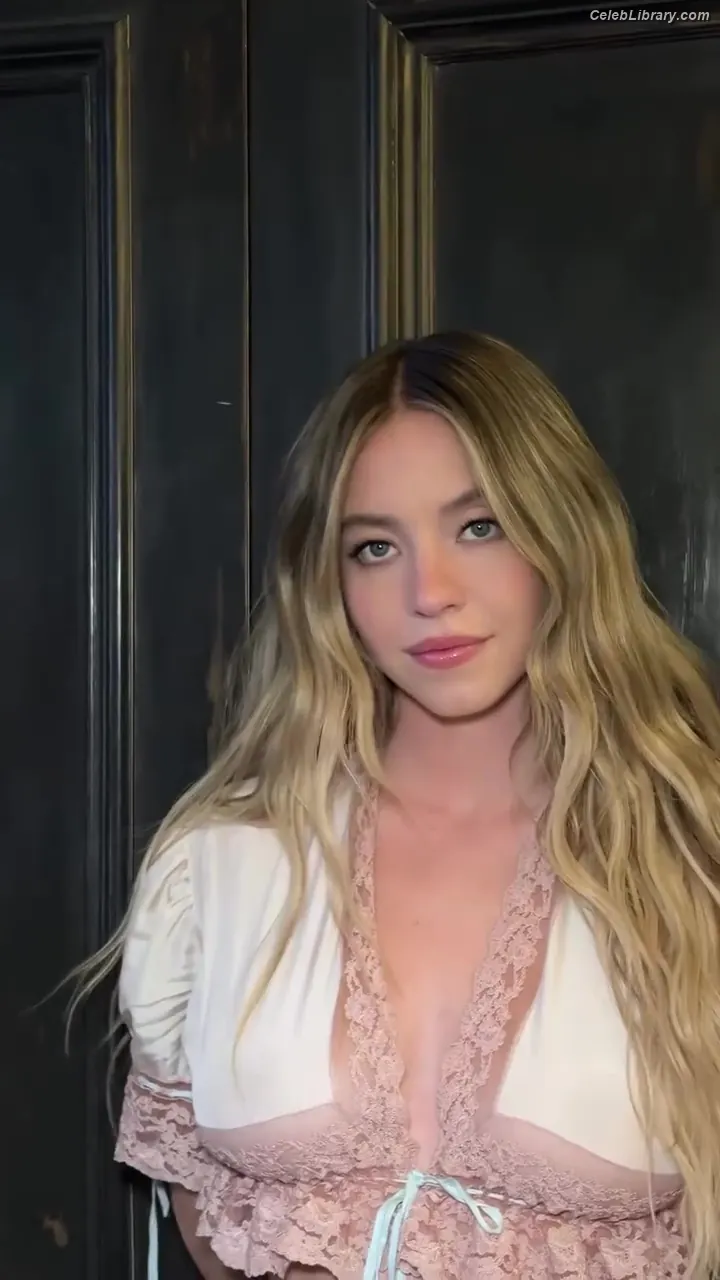 Sydney Sweeney photo 21 of 12030